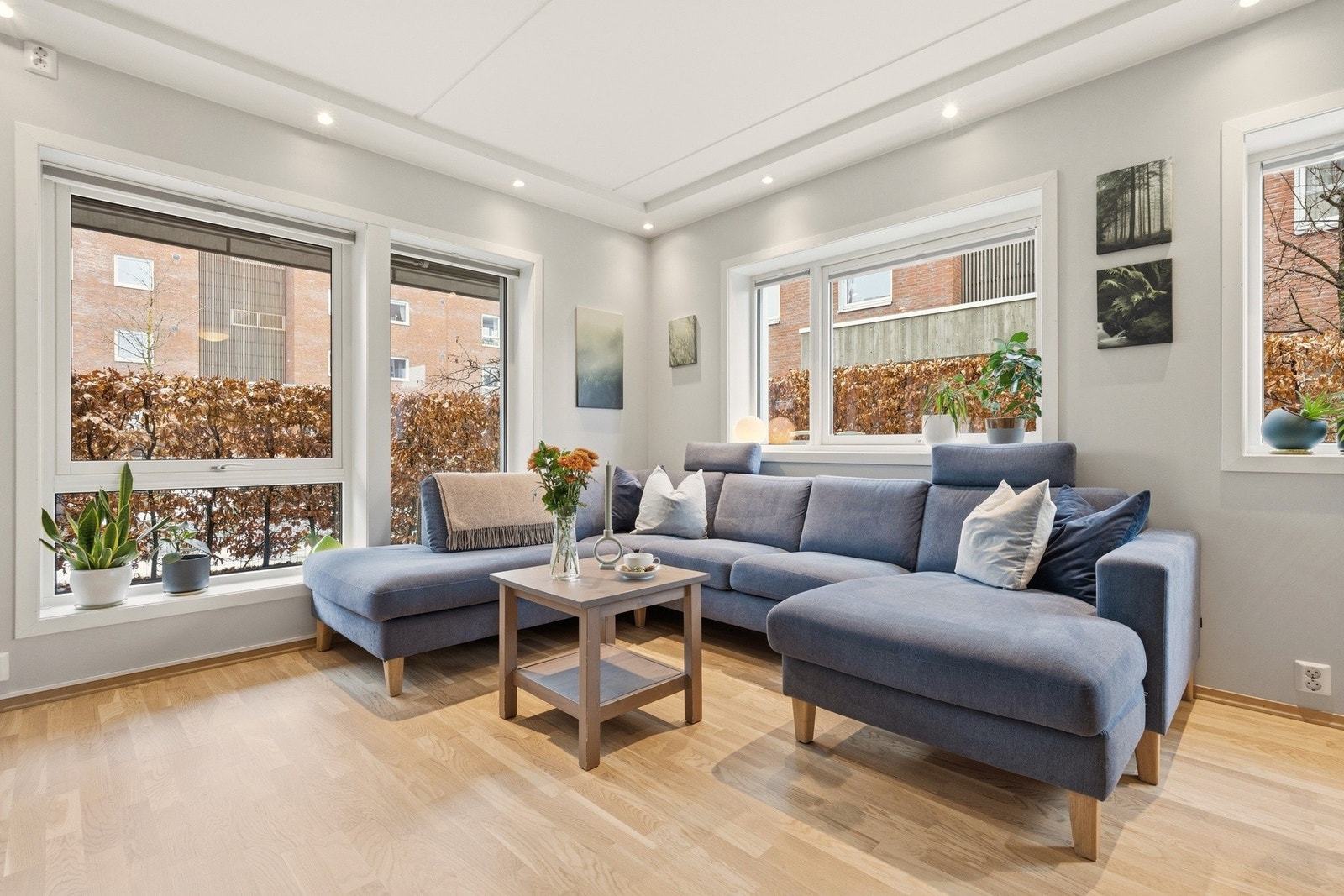 Takket være de store vindusflatene får stuen rikelig med lysinnslipp. Galleribilde