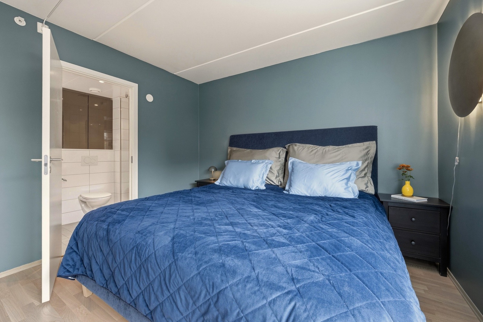 Hovedsoverom med eget tilhørende bad. Galleribilde