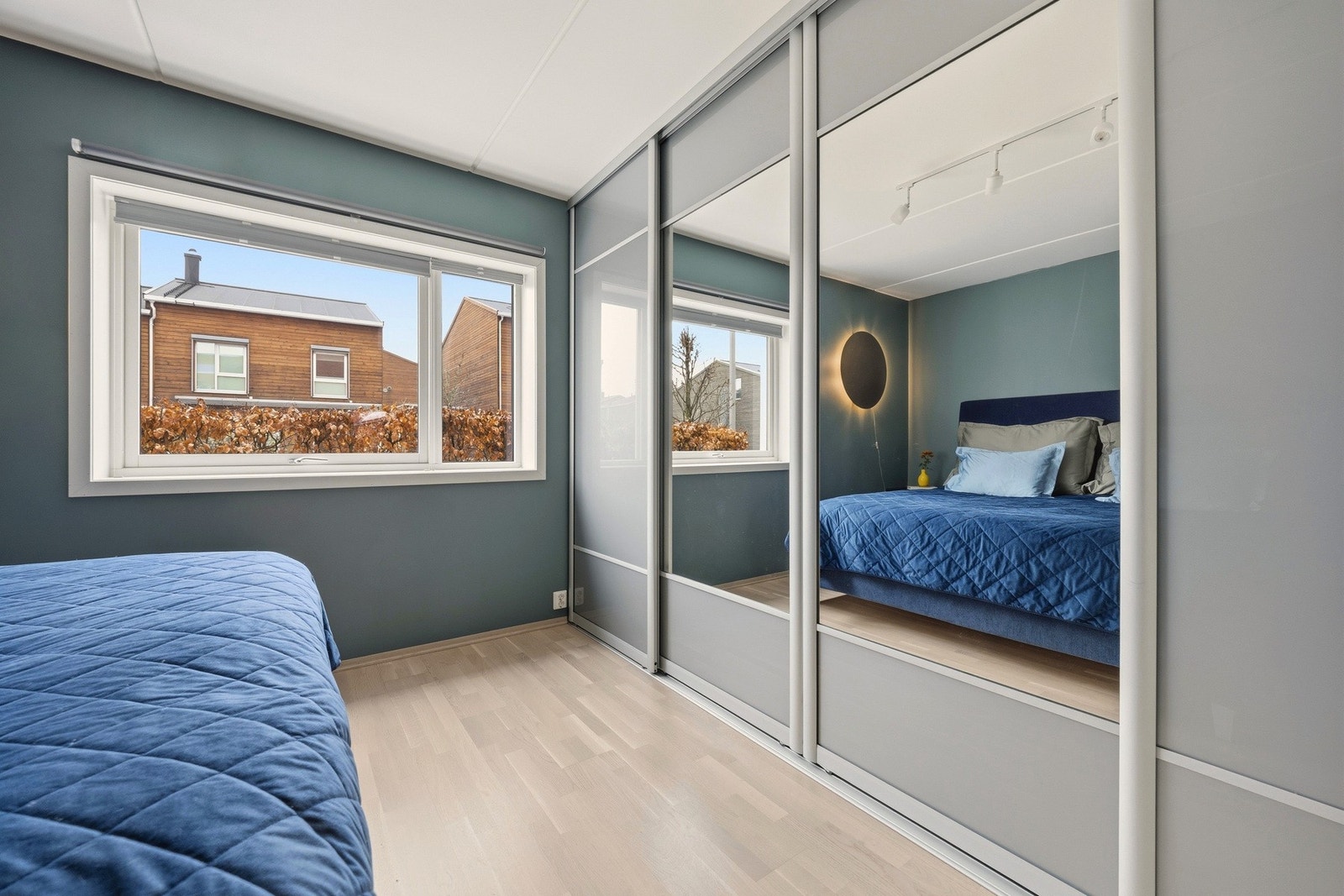 Hovedsoverommet er romslig med god plass til en dobbeltseng, nattbord og dekor. Galleribilde