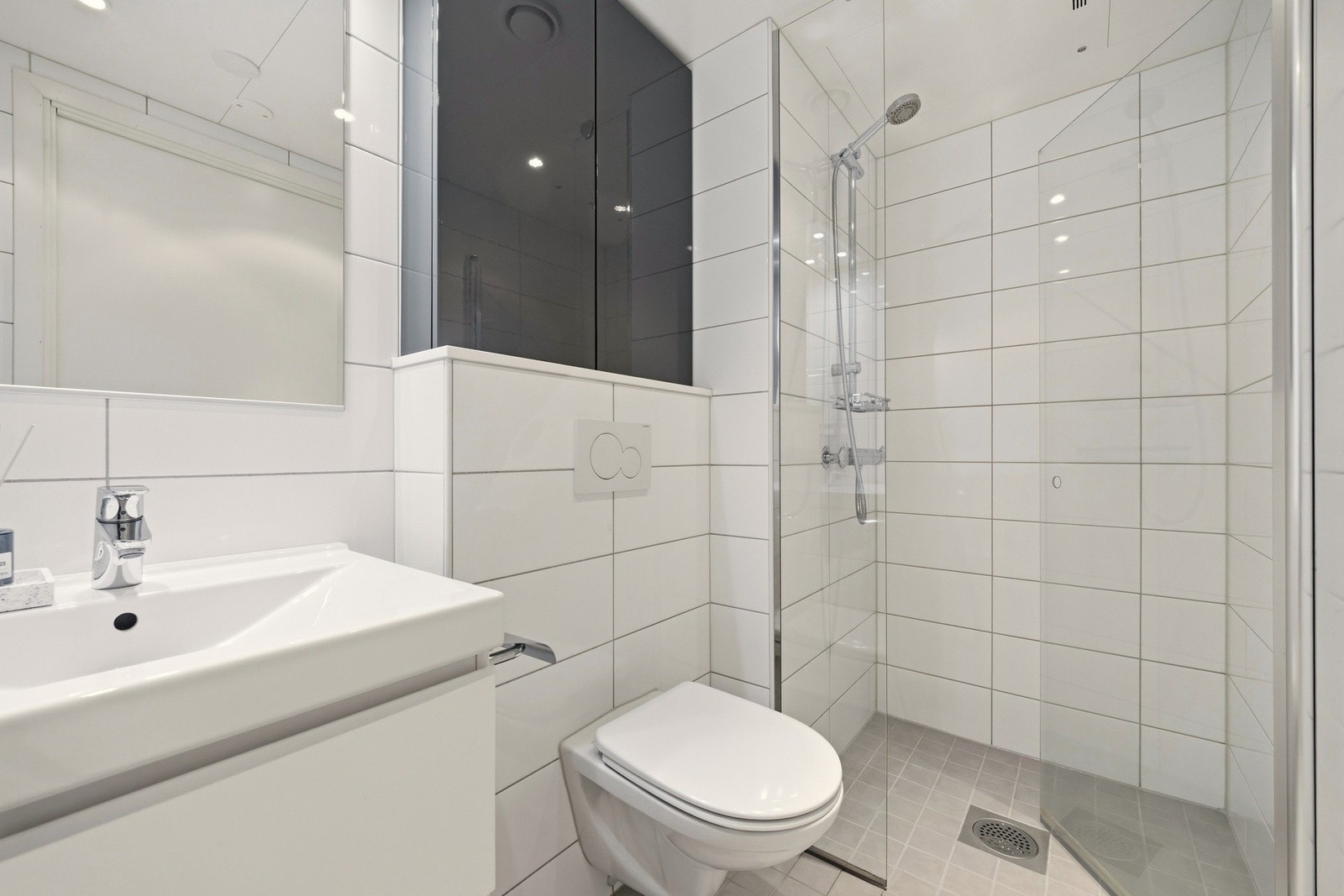 Et praktisk flislagt bad med behagelige varmekabler i gulvet. Galleribilde