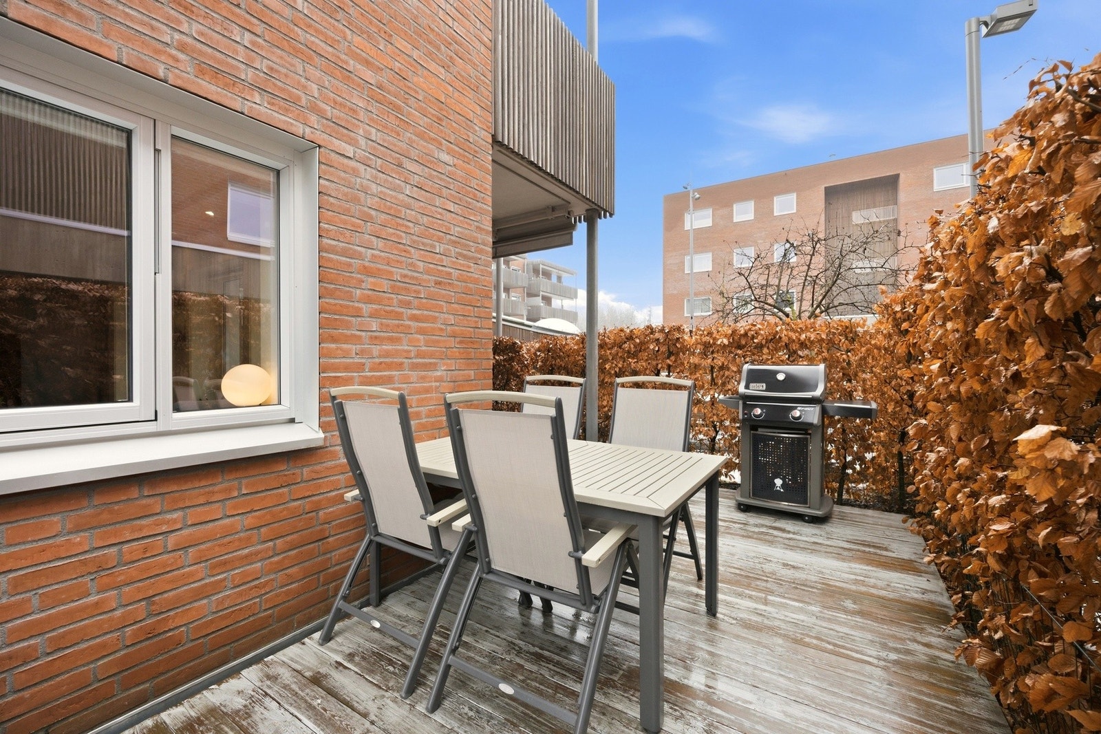 Uteområdene kan enkelt fordeles i flere soner, som gjør det lett å samle familie og venner til større sammenkomster. Galleribilde