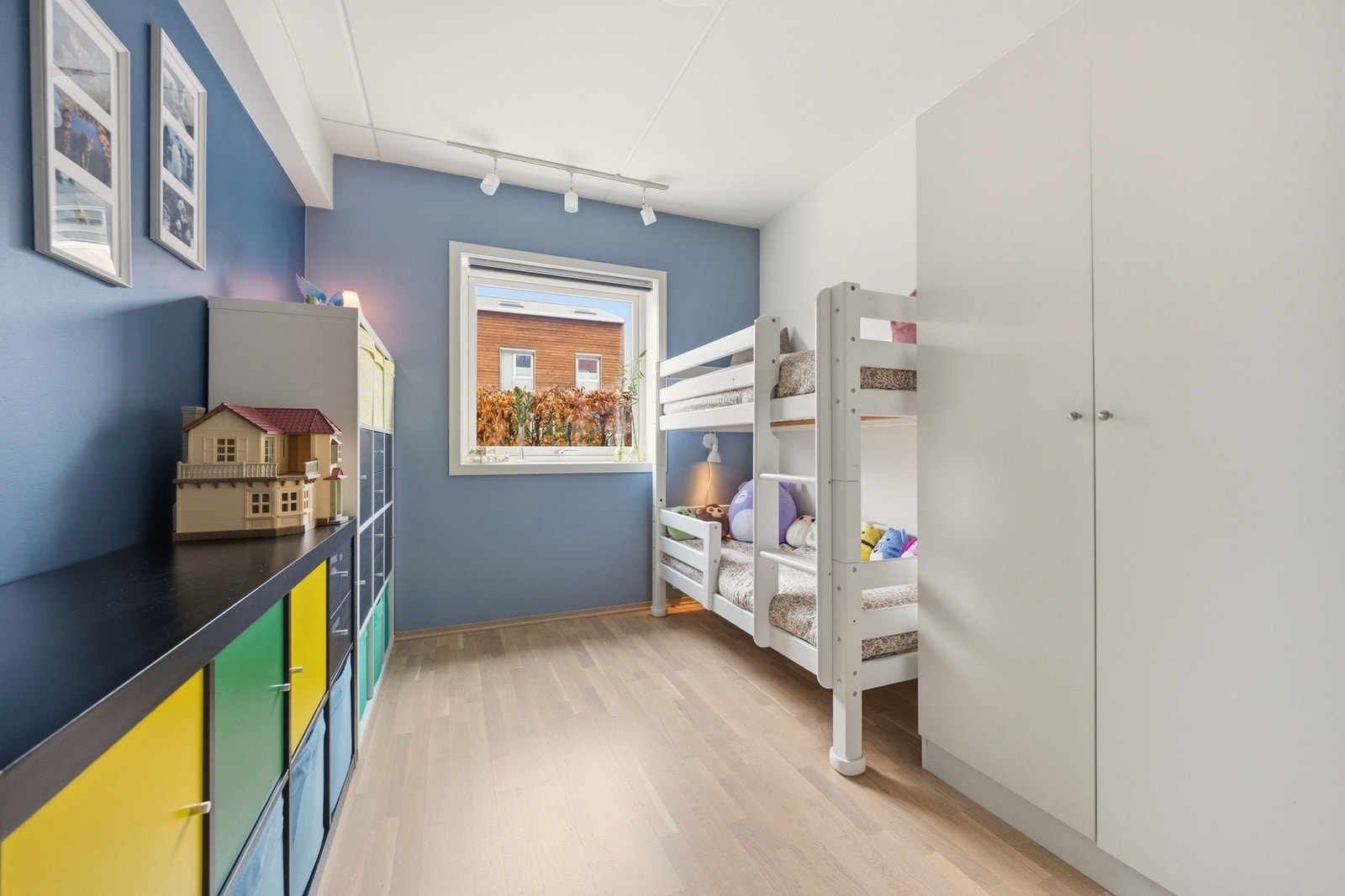 Boligen har totalt tre soverom og byr på fleksible innredningsmuligheter som enkelt kan tilpasses ulike behov. Galleribilde