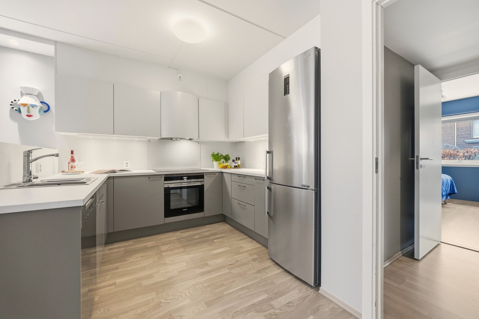 Her er det godt med både skap- og benkeplass, og kjøkkenet er utstyrt med et stort kjøleskap. Galleribilde