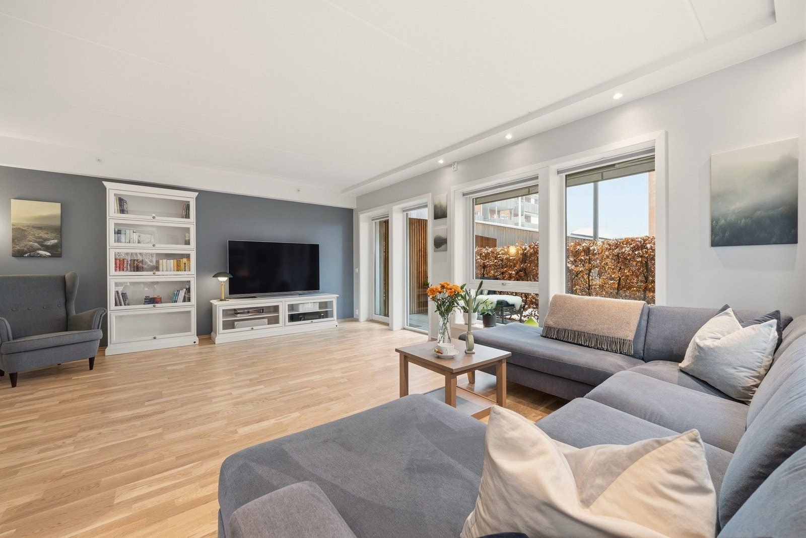 Her er det god plass til sofa, tv-benk m.m. Galleribilde