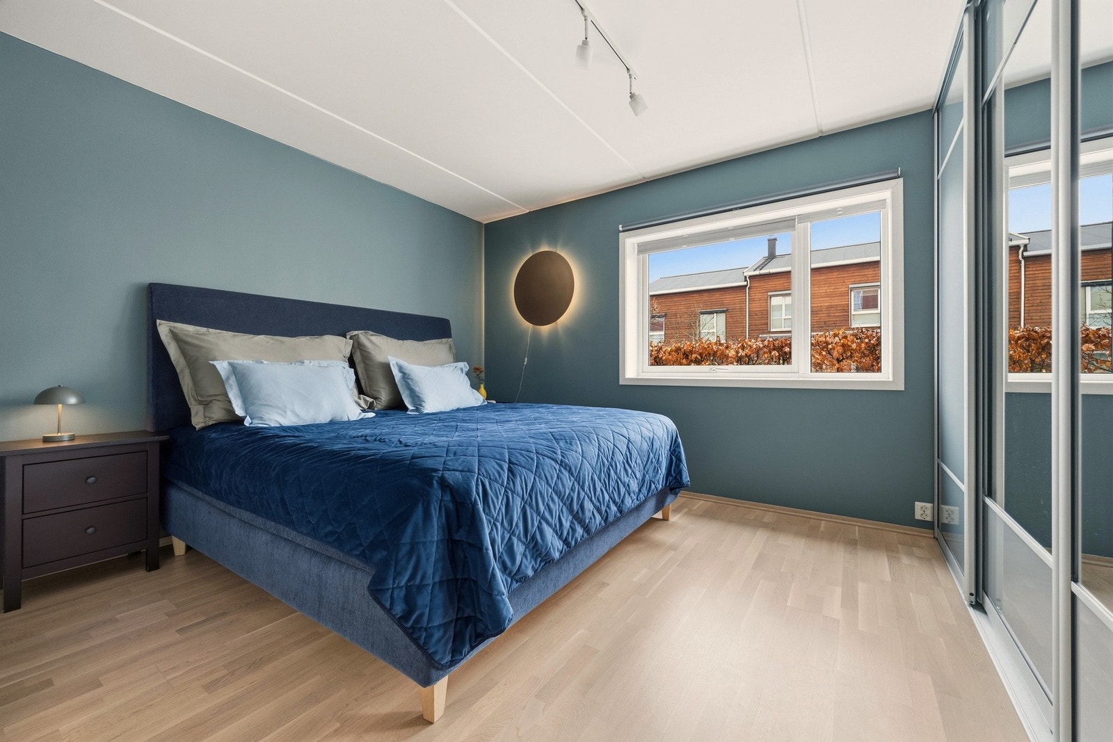 Et lekkert hovedsoverom med et praktisk innebygd skyvedørsskap. Galleribilde