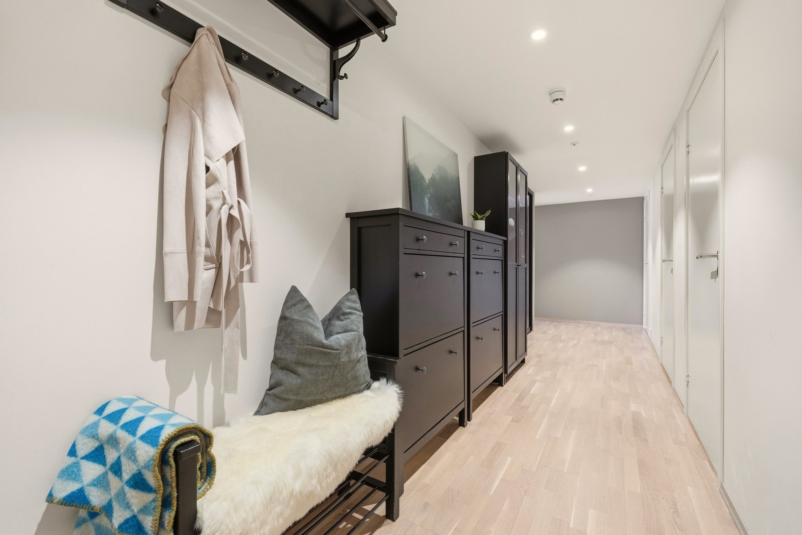 Velkommen hjem! Boligen har en innbydende entré som gir et godt førsteinntrykk av boligen. Galleribilde