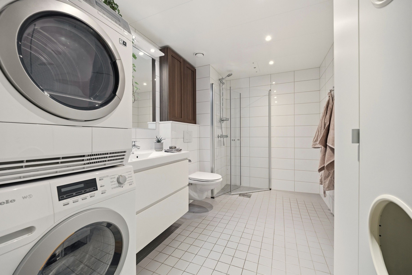 Leiligheten har et stilrent baderom med behagelig gulvvarme og belysning med downlights. Galleribilde