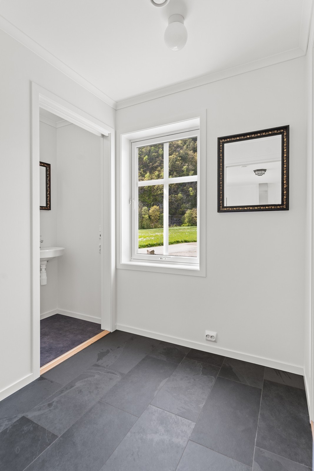 Hall/Entre med tilknyttet WC-rom Galleribilde