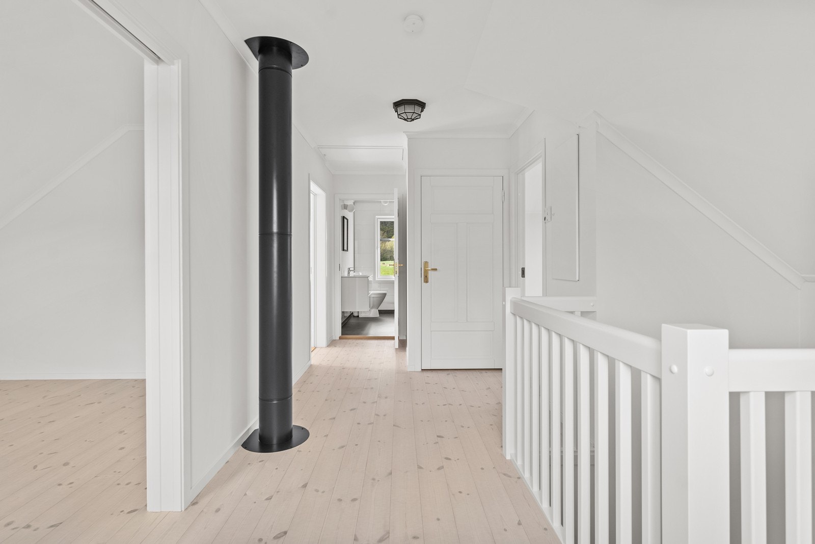 Velkommen opp til husets 2. Etasje - Bak døren i bildet har man ventilasjonsanlegget for huset Galleribilde