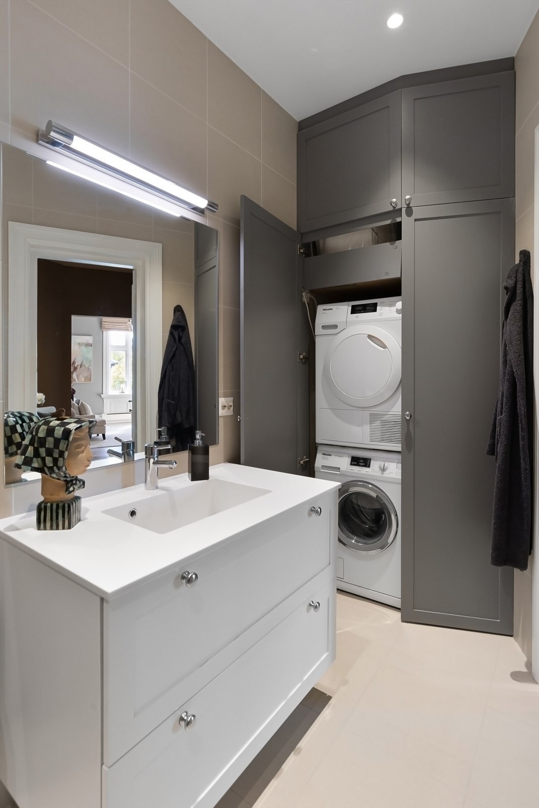 Skap fra gulv til tak, med nisje for vaskemaskin/tørketrommel. Galleribilde