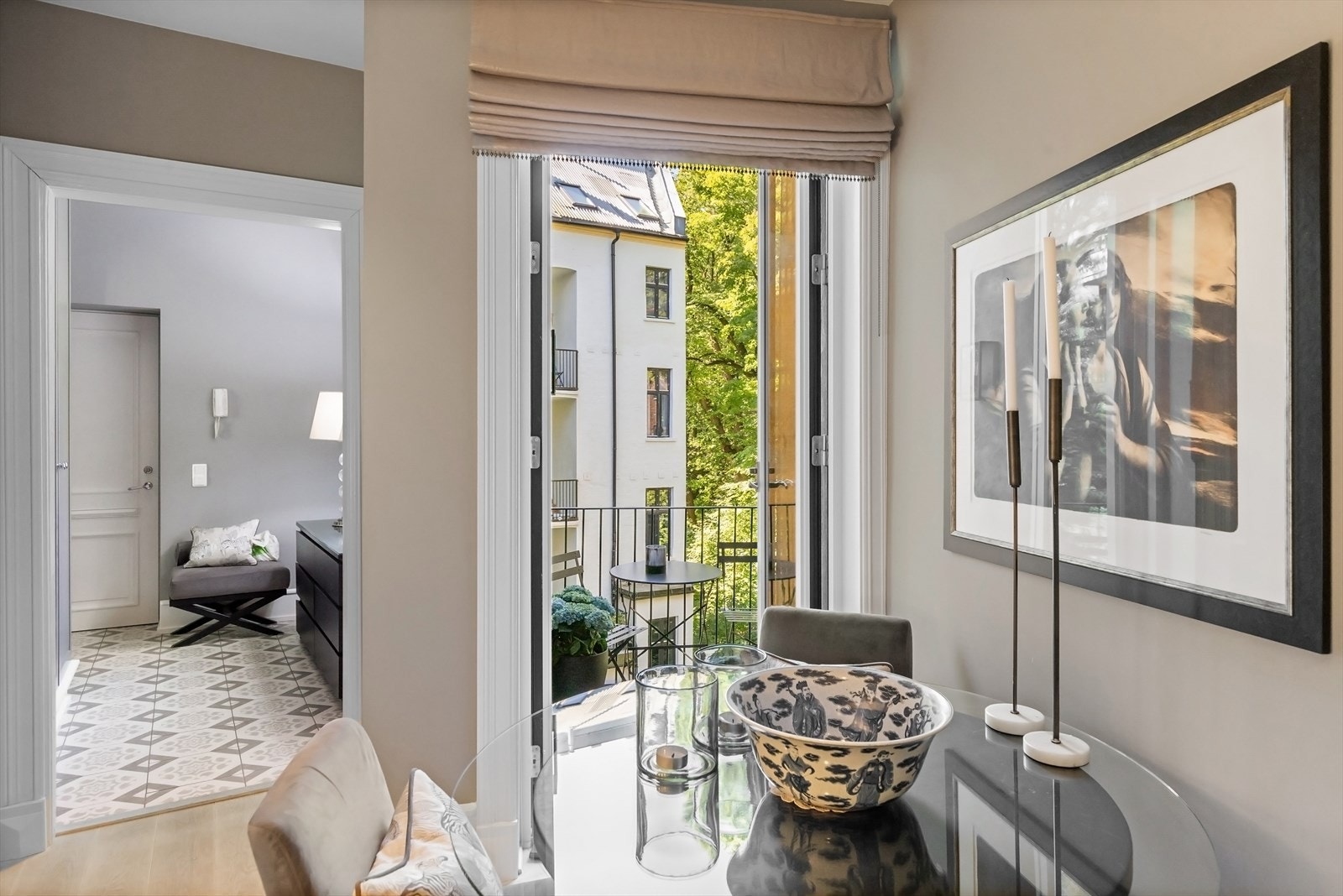 Utgang til hyggelig balkong fra kjøkken. Galleribilde