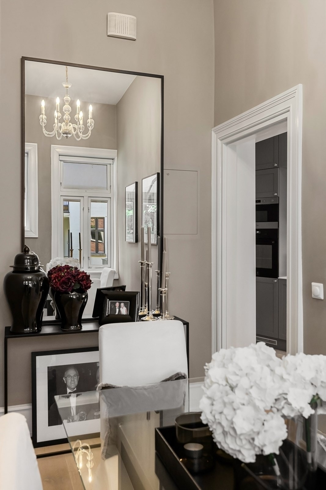 Inngang til soverommet fra kjøkkenområdet. Galleribilde