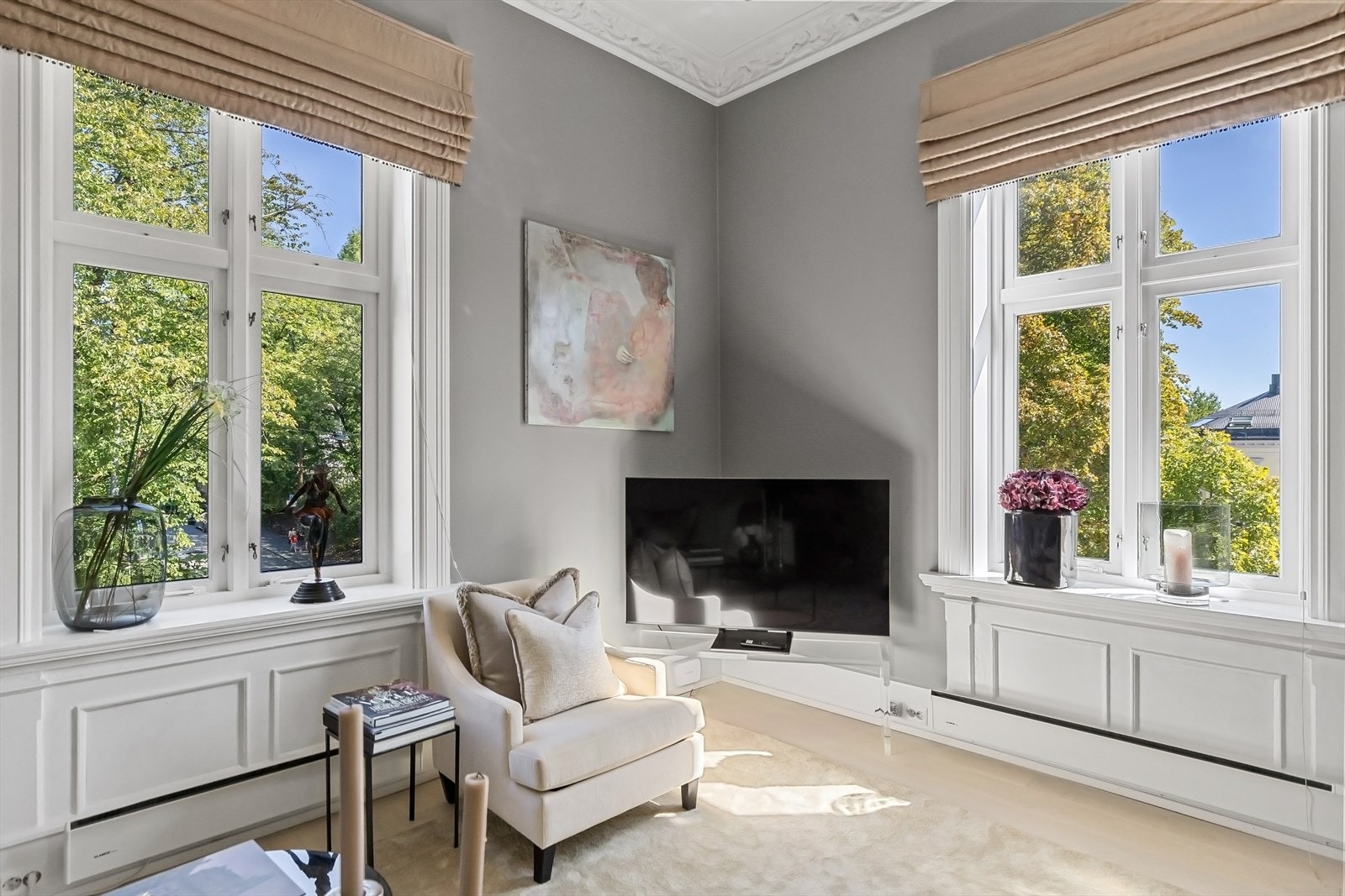 Stuen oppleves lys og luftig, med store vindusflater som gir rikelig med naturlig lys. Galleribilde