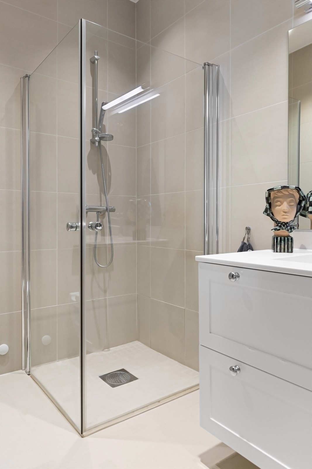 Flislagte vegger og flislagt gulv med varmekabler. Galleribilde