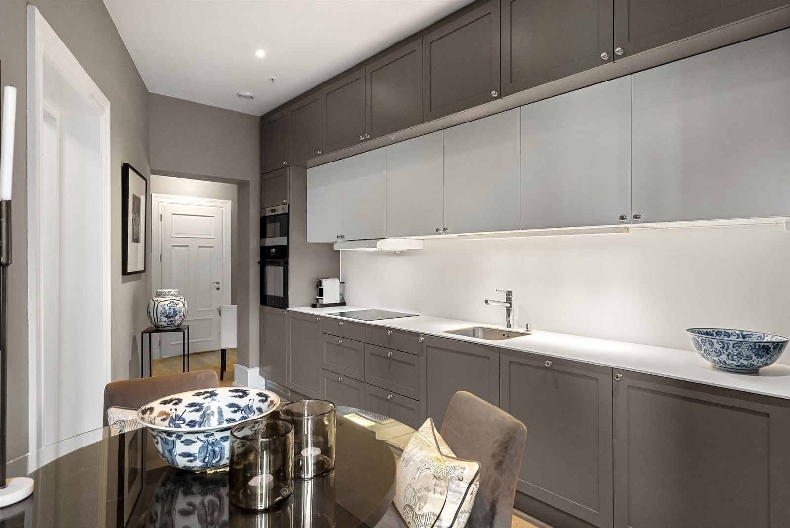 Velutstyrt og tidsmessig kjøkken med profilerte fronter og matte glatte fronter. Galleribilde