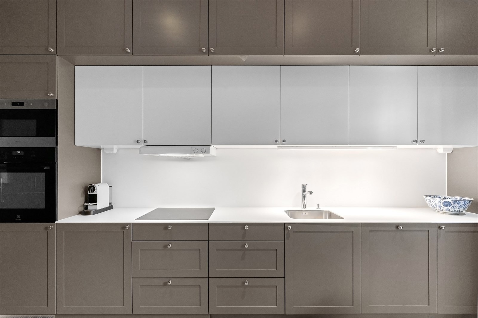 Integrert i kjøkkeninnredningen er stekeovn, platetopp, micro, oppvaskmaskin og kjøl/frys. Galleribilde