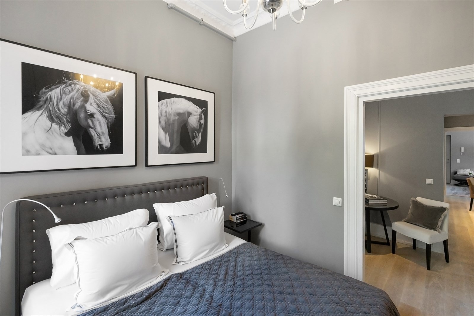 Rosett og stukkatur gir et sjarmerende preg. Galleribilde