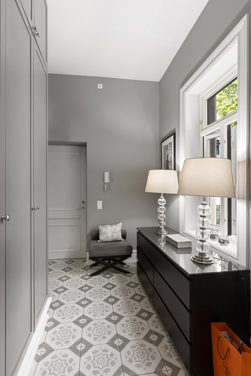 Entréen har god belysning og rikelig med skapplass. Galleribilde