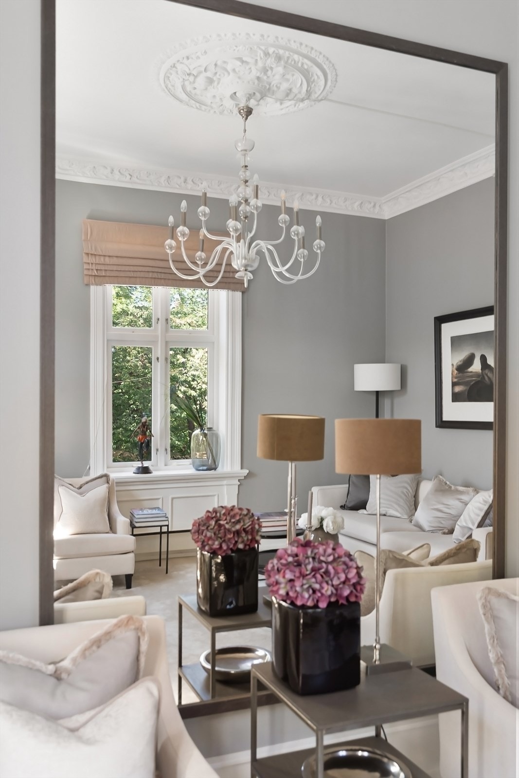 Lekre og klassiske detaljer som rosett og stukkatur. Galleribilde