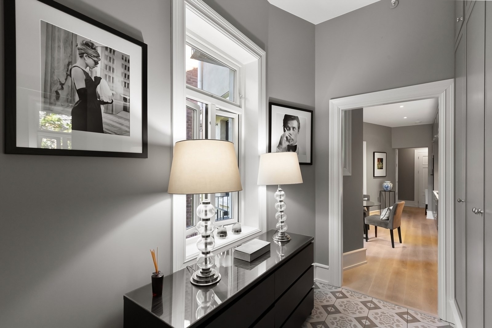 Hyggelig og innbydende entré med flislagt gulv. Galleribilde