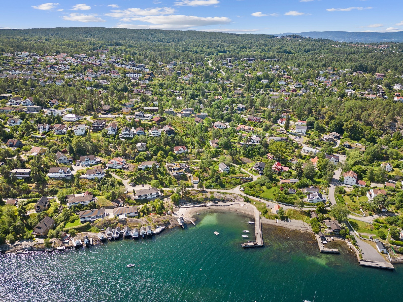 Det er kun 200 meter til sjarmerende Hellvik strand. Galleribilde