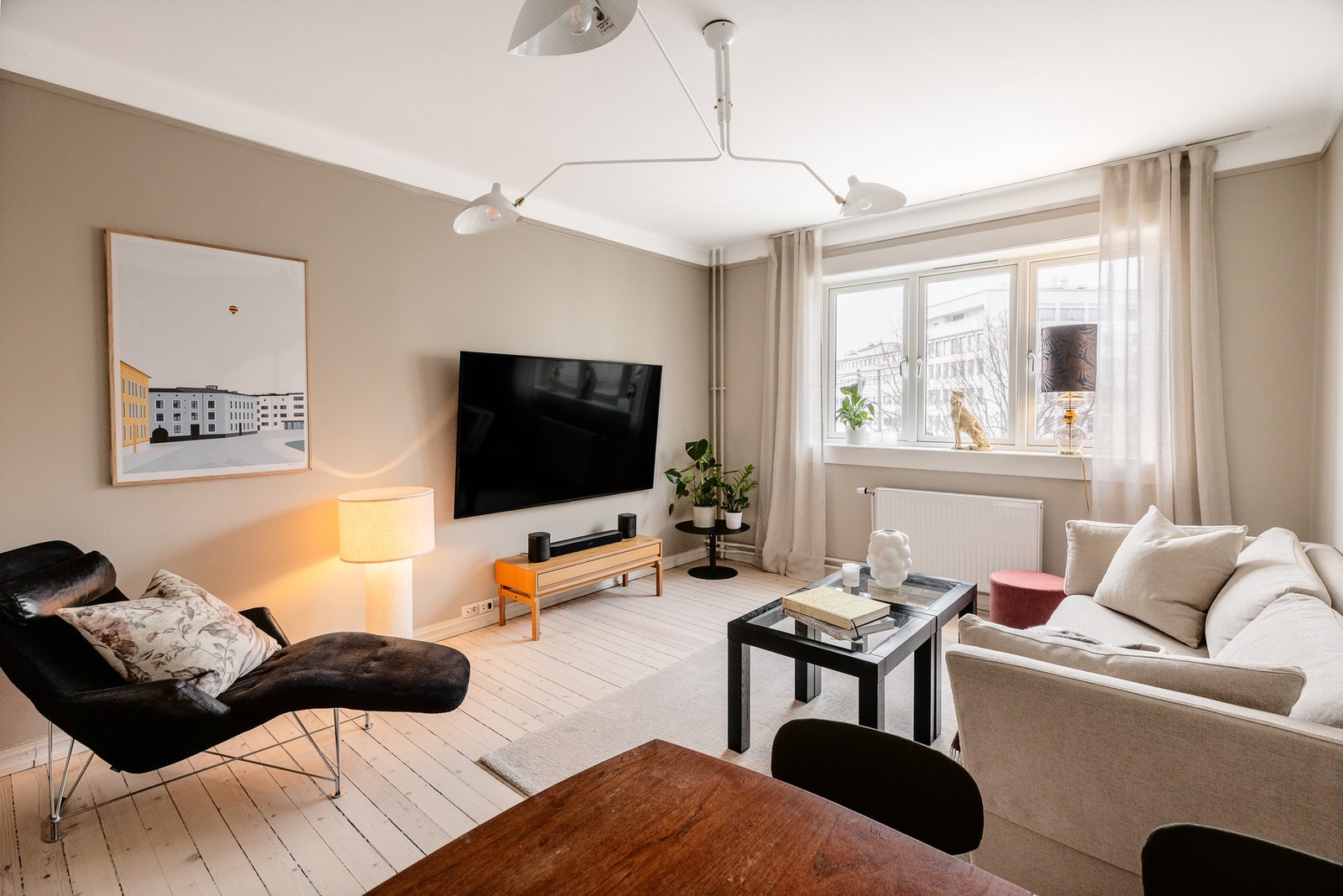 Flott 2-roms leilighet med meget god planløsning beliggende i populær gård på Sandaker! Galleribilde