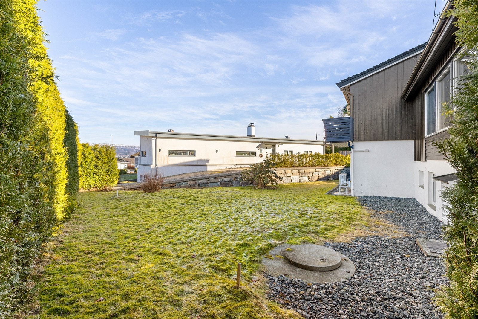 Barnevennlig og lettstelt hage. Fra kum er det lagt nye drensrør til tomtegrense mot nord. Drenering langs husvegg mot vest er renset og drensrør er lagt frem til kum på nordvegg. Fra kum er det videre lagt nye drensrør til tomtegrense mot nord. Galleribilde
