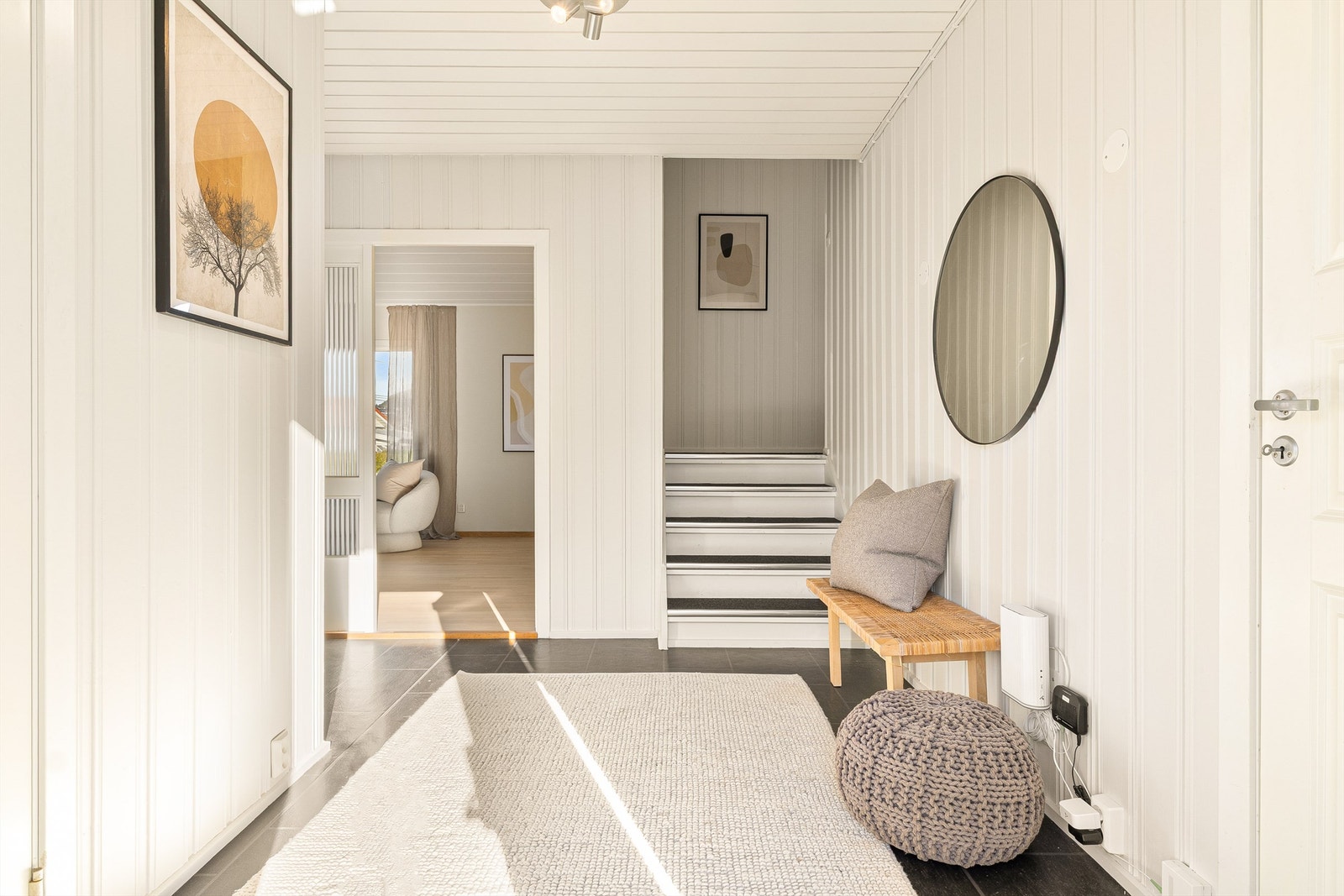 Fra entreèn er det 5 trappetrinn opp til et halvplan. Galleribilde
