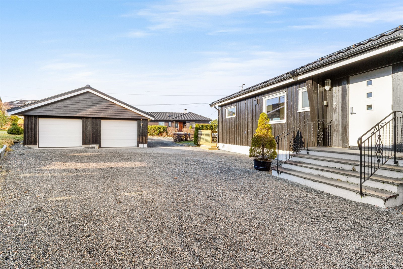 Eiendommen har dobbel garasje, samt stor parkeringsplass på tomten. Nye garasjeporter ble montert i 2023 og 2025. Det ble i 2025 montert lader for EL-bil både i garasje, samt egen lader til utleieleiligheten. Galleribilde