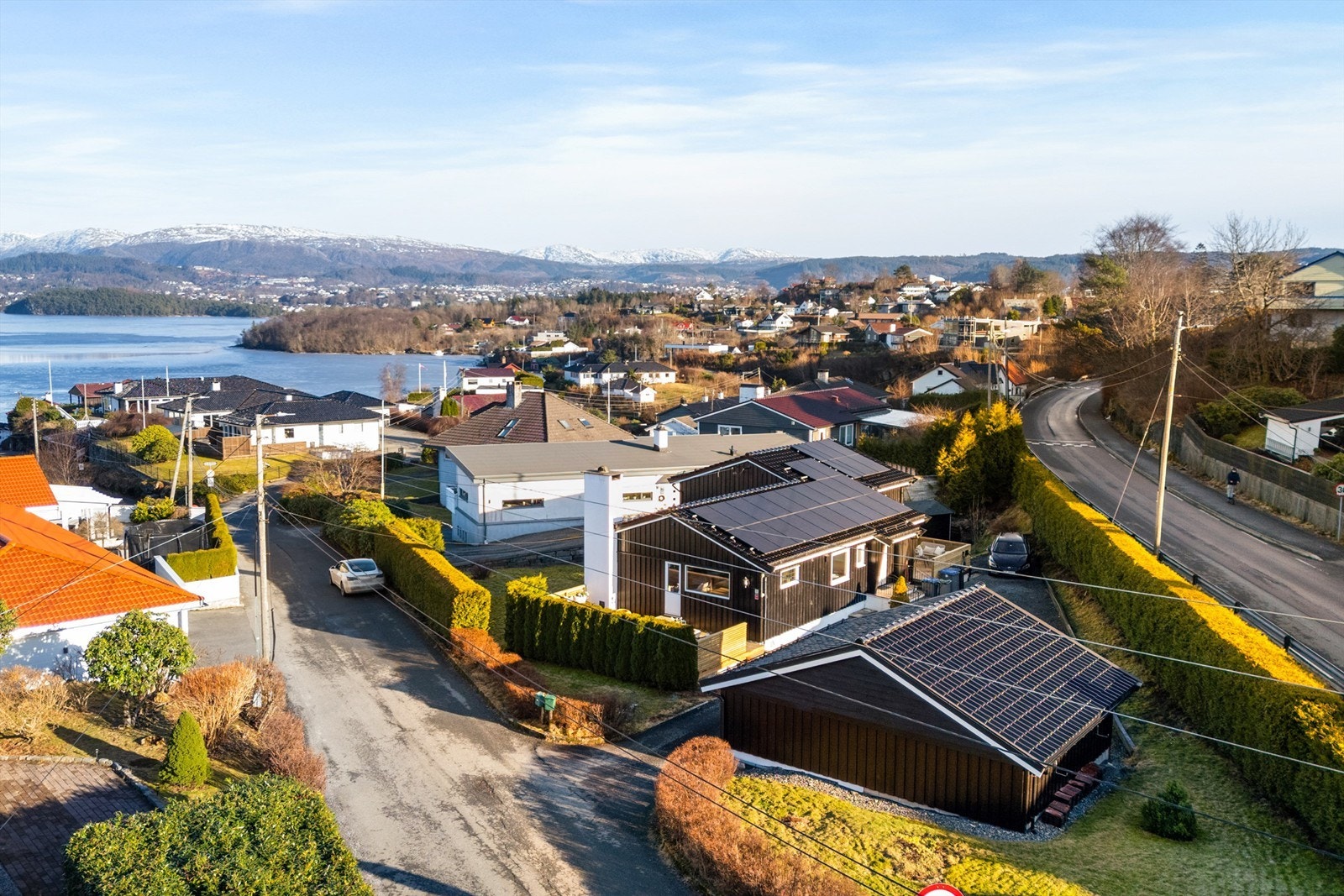 Eiendommen ligger kun en kort spasertur fra sjøen, hvor du kan nyte fine sommerdager ved vannet, enten det er bading, avslapping eller båtliv. Galleribilde