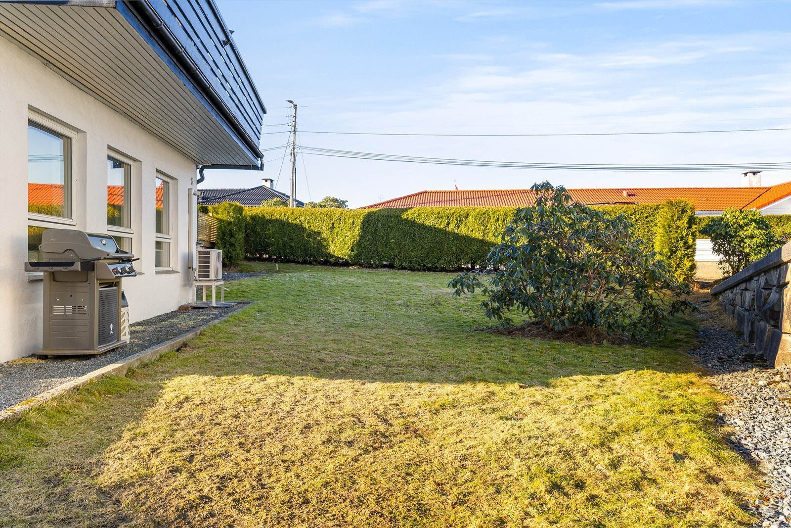 Barnevennlig tomt på 1 093 kvm som er bortimot flat og som er lett å vedlikeholde. Galleribilde