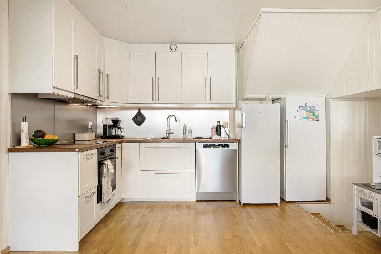 Kjøkkeninnredninger er fra 2014 med profilerte fronter og benkeplate i tre. Mellom kjøkkenbenk og overskap er det montert laminerte plater. Integrert stekeovn og platetopp og frittstående oppvaskmaskin og kjøleskap. Galleribilde
