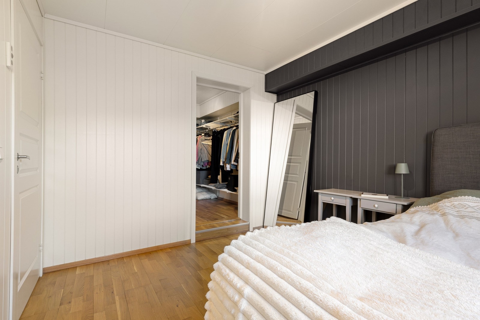 I tilknytning til soverommet er det en praktisk stor bod (walk-in closet). Galleribilde