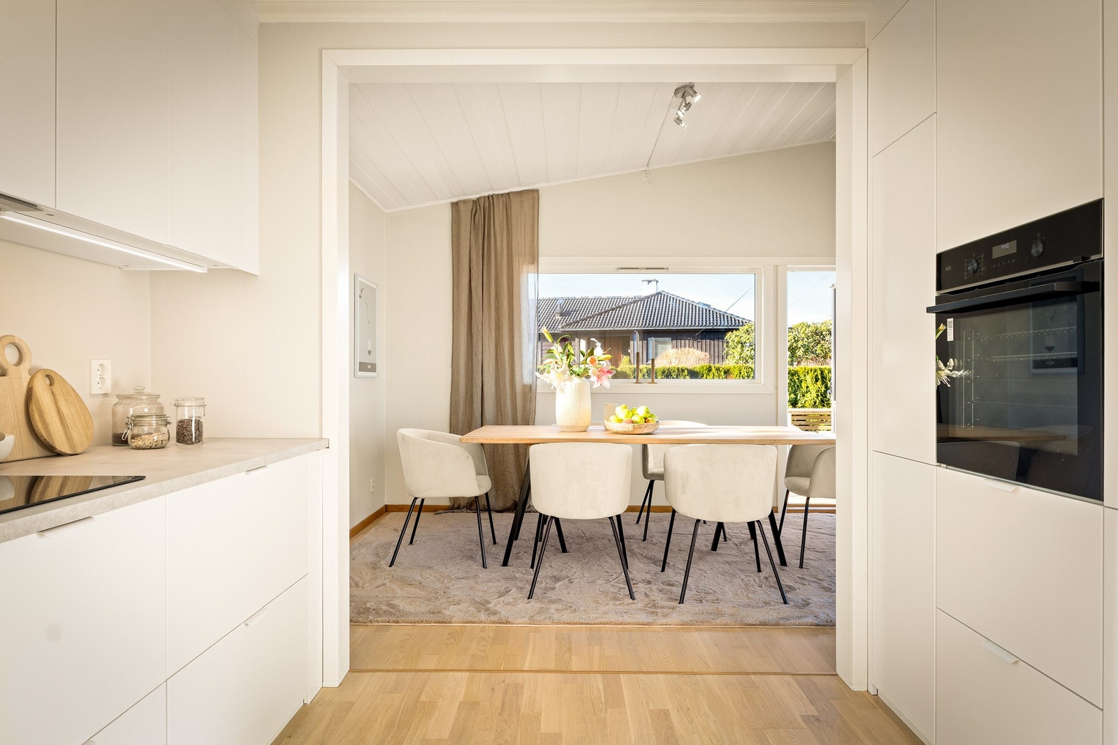 Åpen forbindelse til stuen skaper en sosial og god atmosfære for hyggelige sammenkomster. Galleribilde