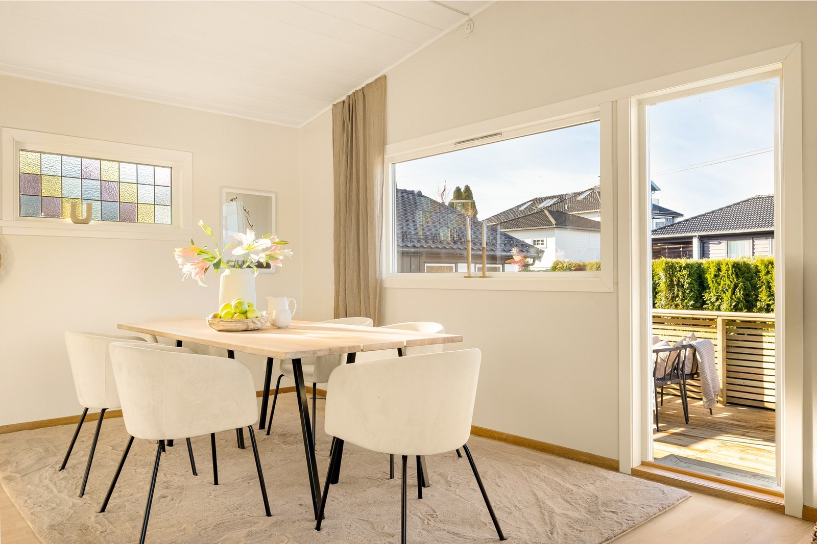 Fra spisestuen er det dør ut til terrasse. Galleribilde