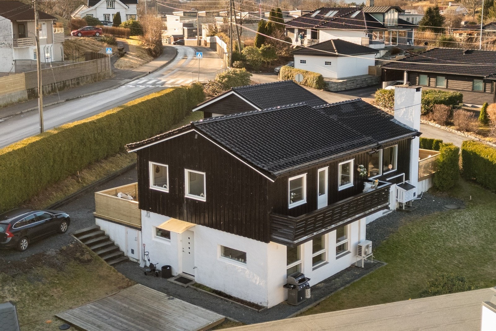 I 2013-2014 ble det bygget utleieleilighet i underetasjen som er godkjent som separat boenhet av kommunen. Kjellerleiligheten har eget sikringsskap med egen strømmåler. Etterisolering og drenering i grus langs hage. Galleribilde