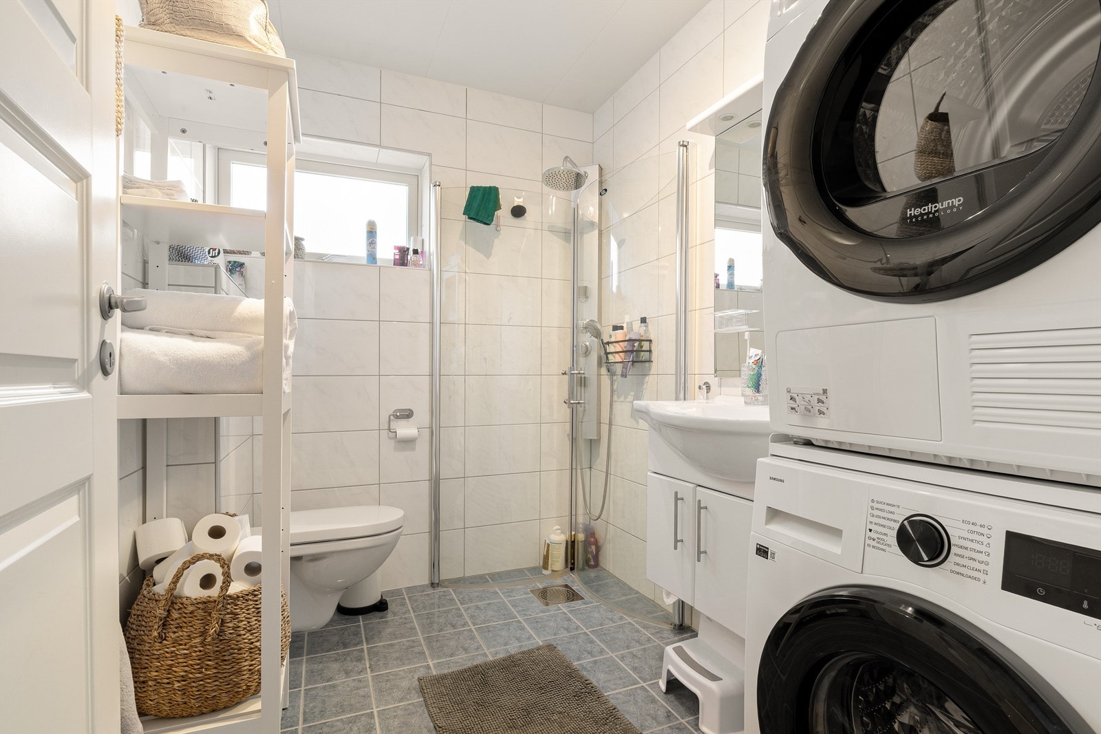 Helfliset baderom som var oppgradert i 2014 som er innredet med vegghengt toalett, servant med underskap, speil og dusjhjørne. Her er også opplegg for vaskemaskin. Galleribilde