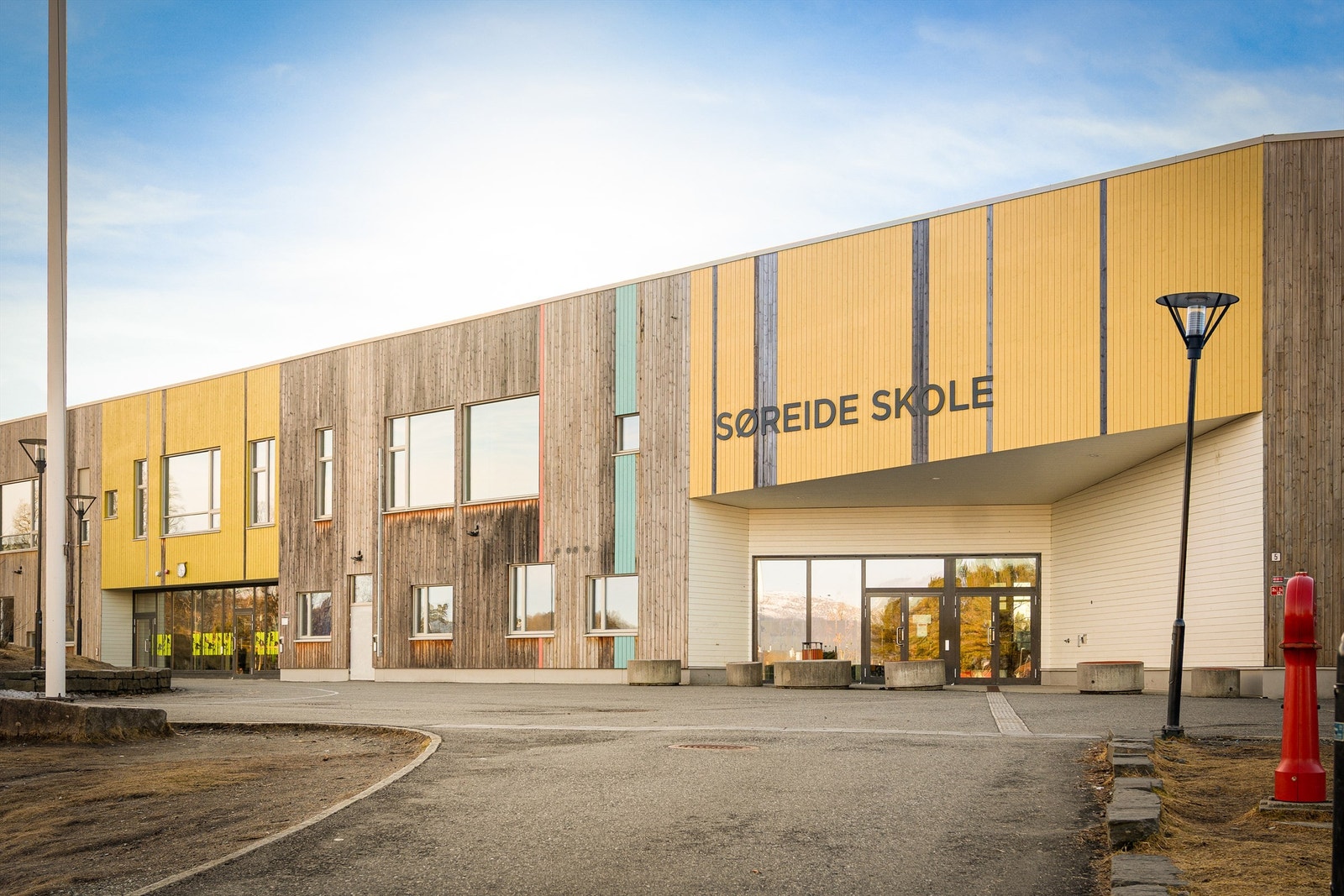 Til Søreide barneskole ligger ca. 11 minutters gange fra boligen. Dette er en nyere skolebygg fra 2014. Galleribilde