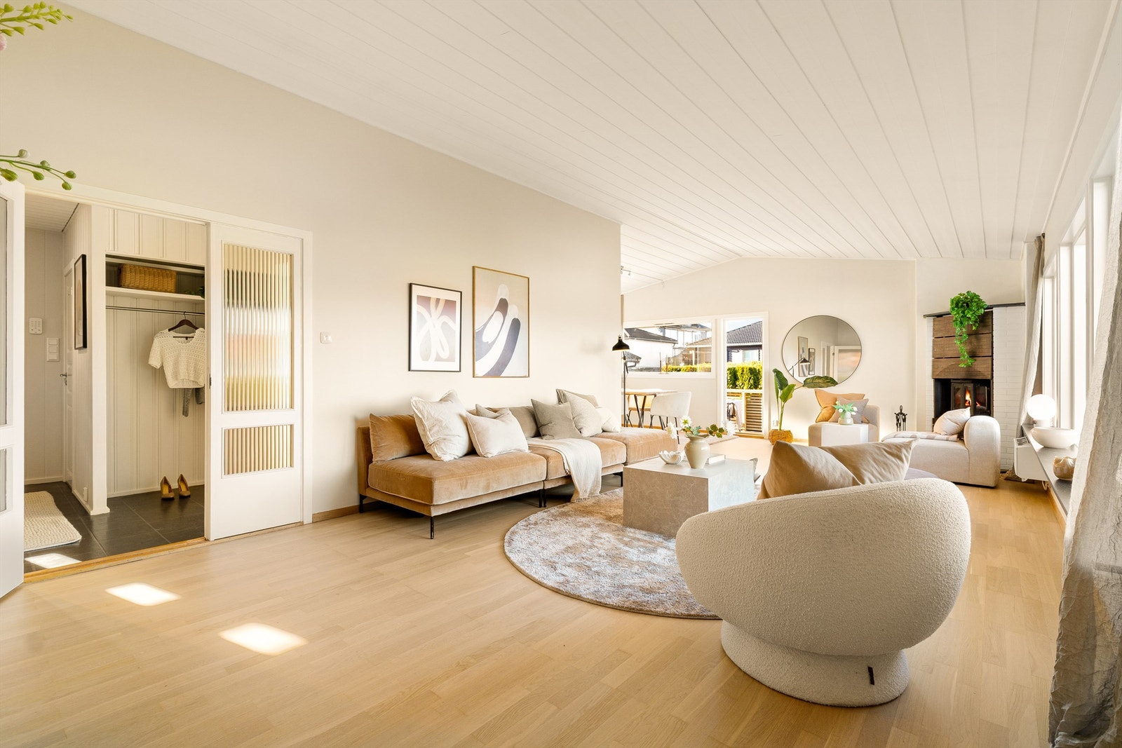 Nyslipte og lakkede gulvflater i stue og kjøkken. Galleribilde