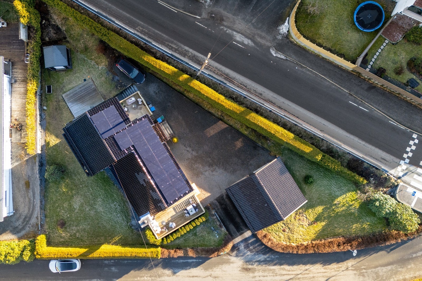 Solcellepanel montert 2023 som i 2024 produserte 7600 kWh og i 2025 8100 kWh. Huset er godt og jevnlig vedlikeholdt/oppgradert hvor sutak, lekter og glassert takstein ble byttet på hovedhus i 2008. Galleribilde