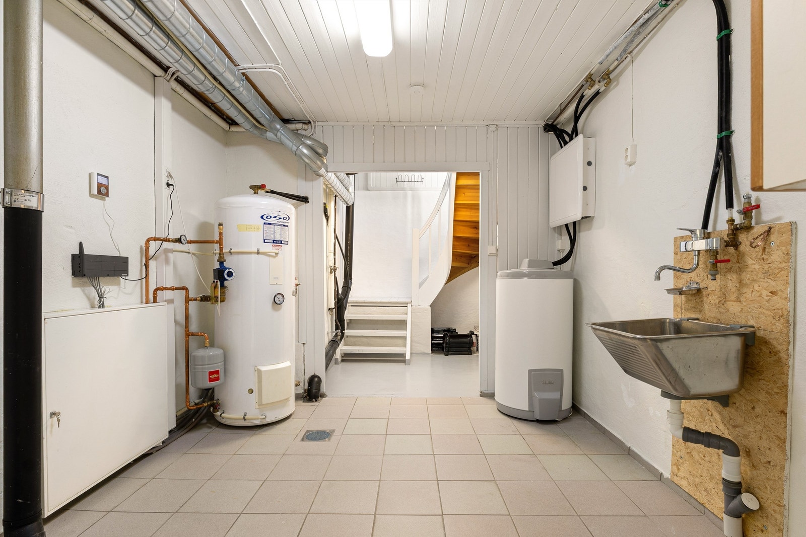 Deler av underetasjen tilhører hovedetasjen med trapp ned fra entreèn til teknisk rom og en bod. Galleribilde