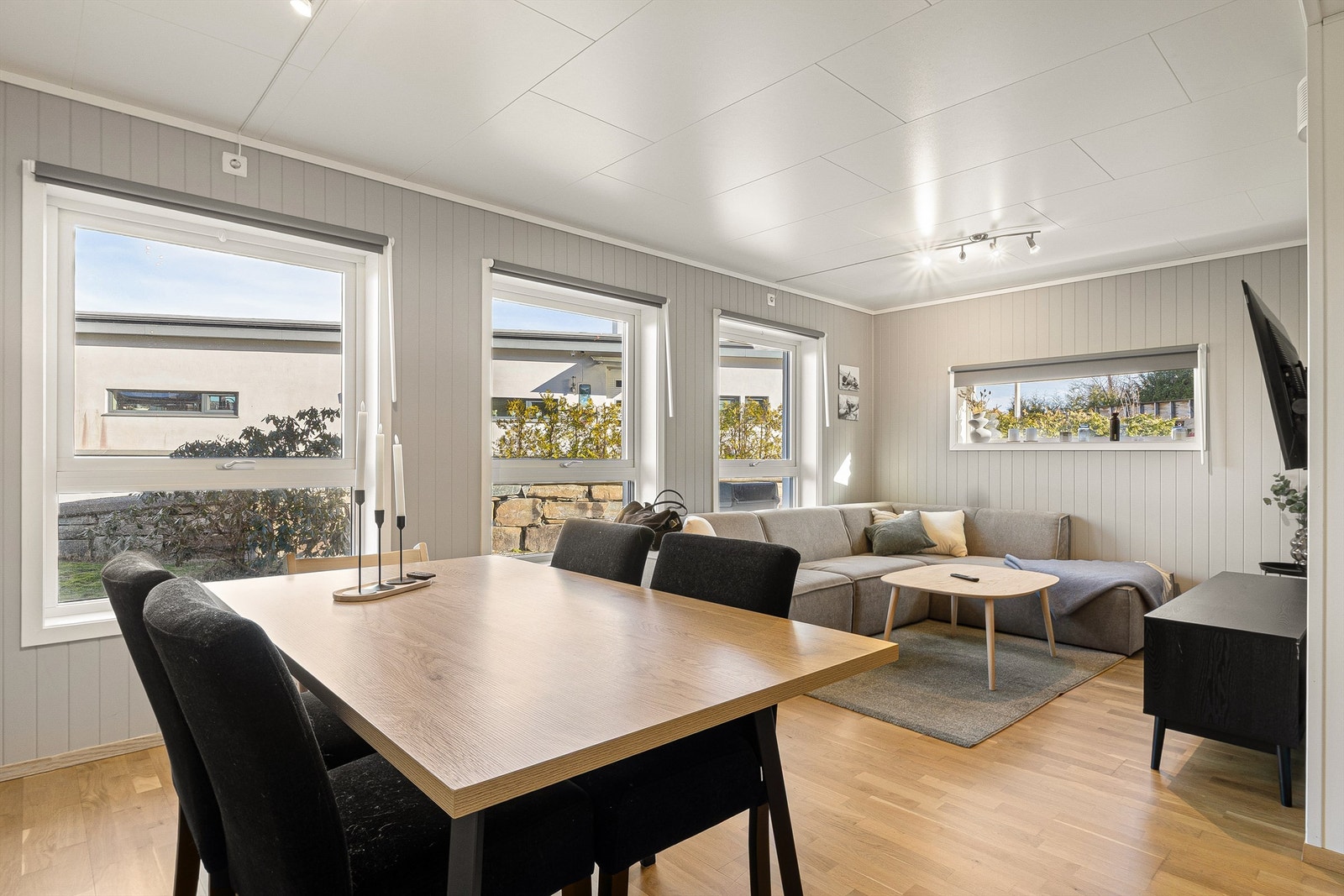 Det er montert ny ytterdør og vinduer i hele leiligheten. Galleribilde