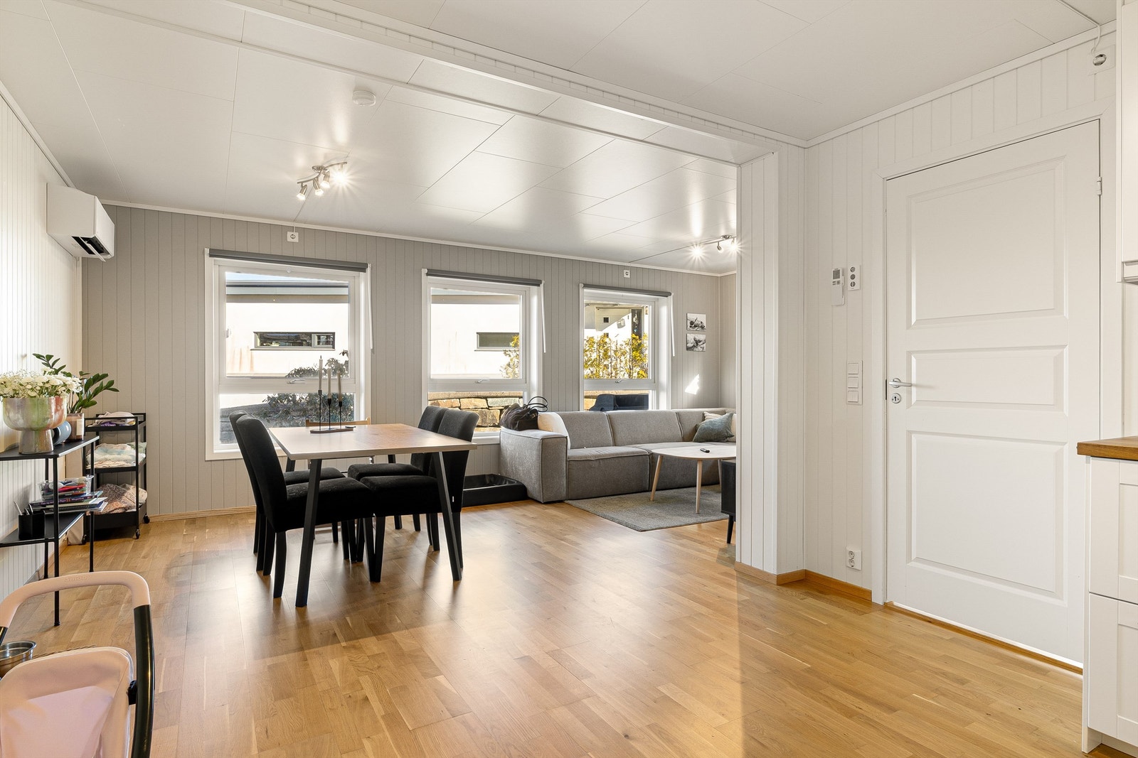 Åpen stue og kjøkken løsning som er formet som en L. Utgang via dør til entré og bod. Galleribilde