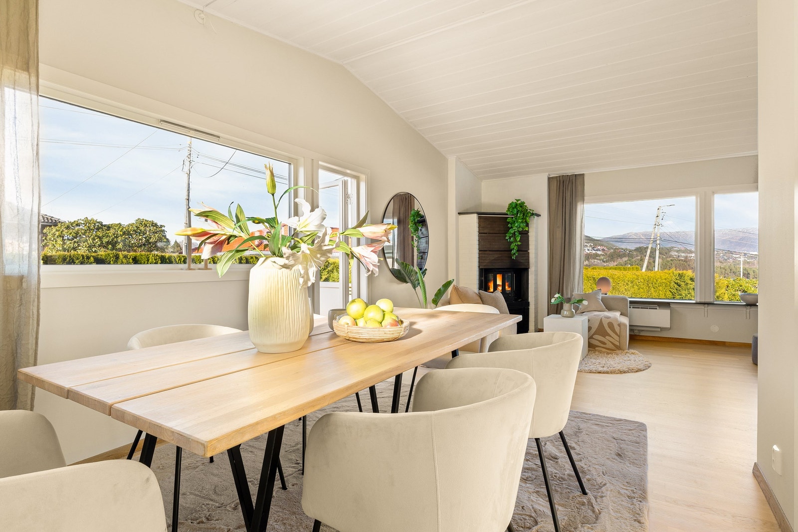 Store vindusflater som gir stuen/spisestuen godt med naturlig lysinnslipp. Galleribilde