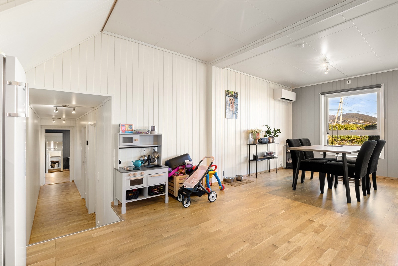 Leiligheten i underetasjen består av entre, gang, bad, 2 soverom, 1 bod, stue og kjøkken. Denne leies ut idag for kr. 16.000,- pr. mnd. Galleribilde