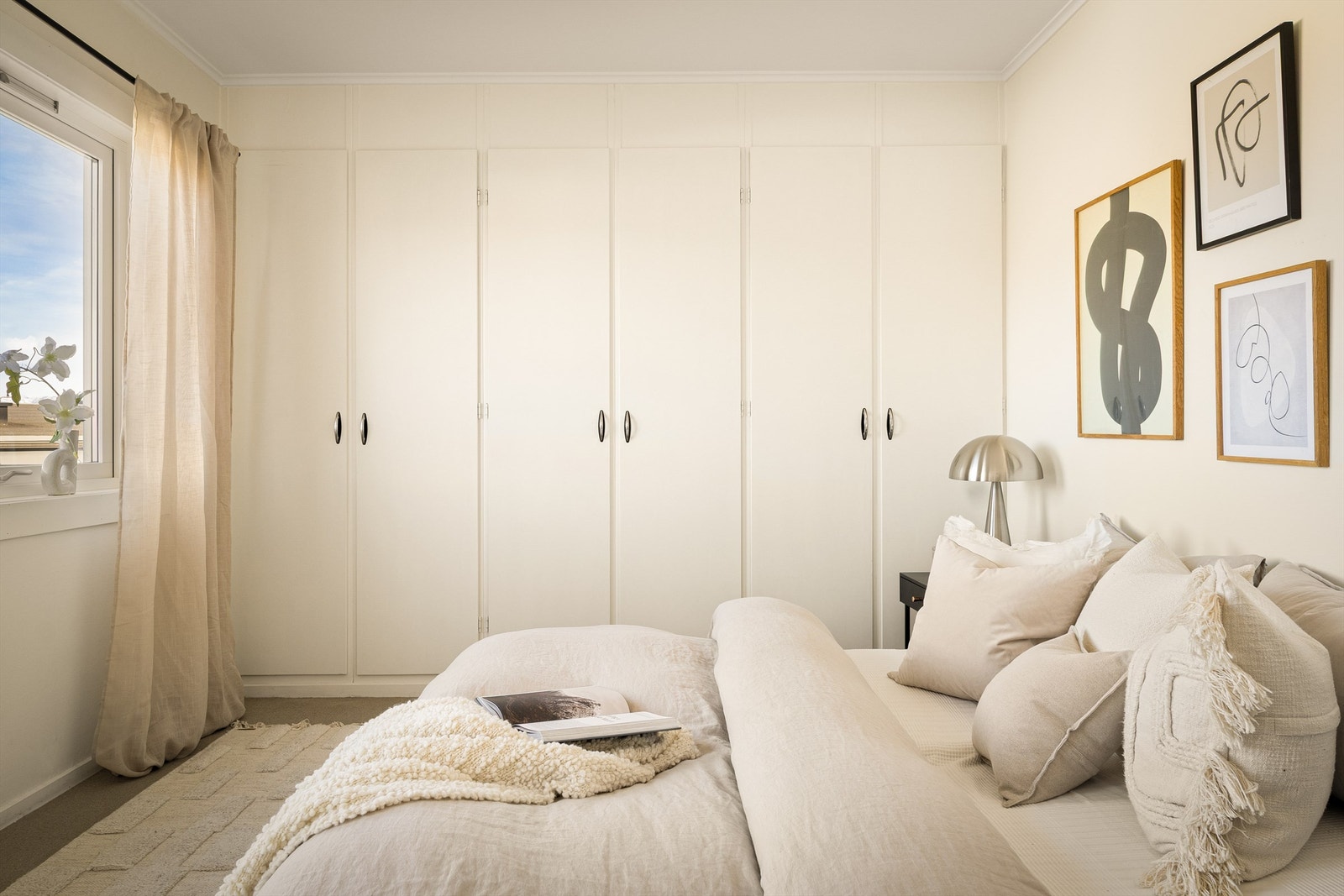 Gode oppbevaringsmuligheter i innebygde skap. Galleribilde