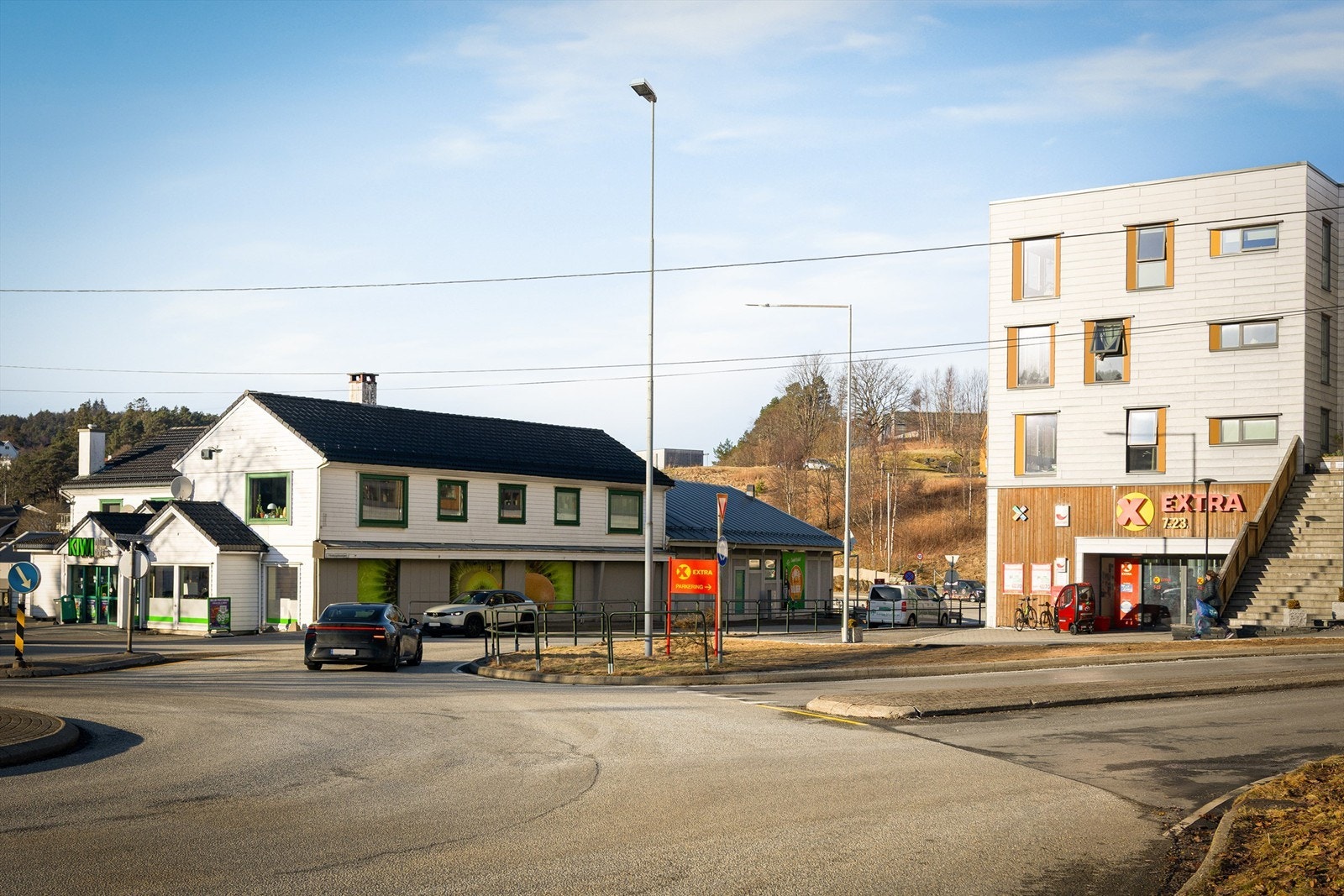 På Søreide, ca. 6 minutters gåtur unna ligger både Coop Extra og Kiwi. Galleribilde