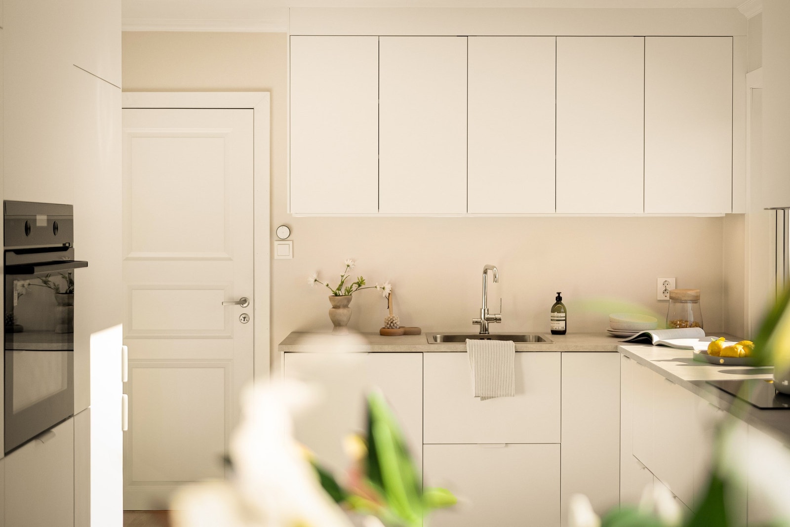 Moderne og innbydende nytt kjøkken fra Ikea med ren linjer. Galleribilde