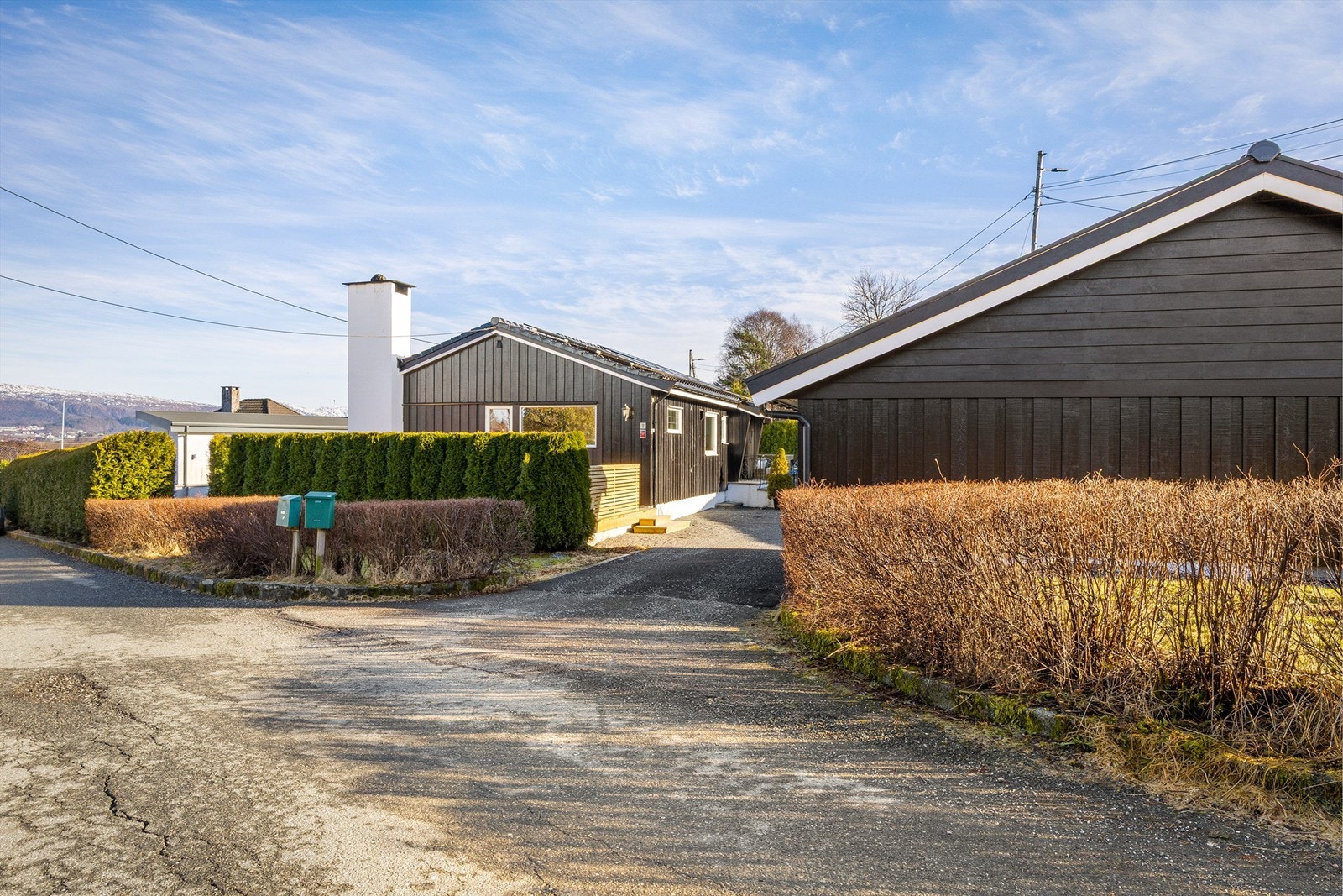 Innkjørsel fra Ekerdalen til eiendommen. Galleribilde