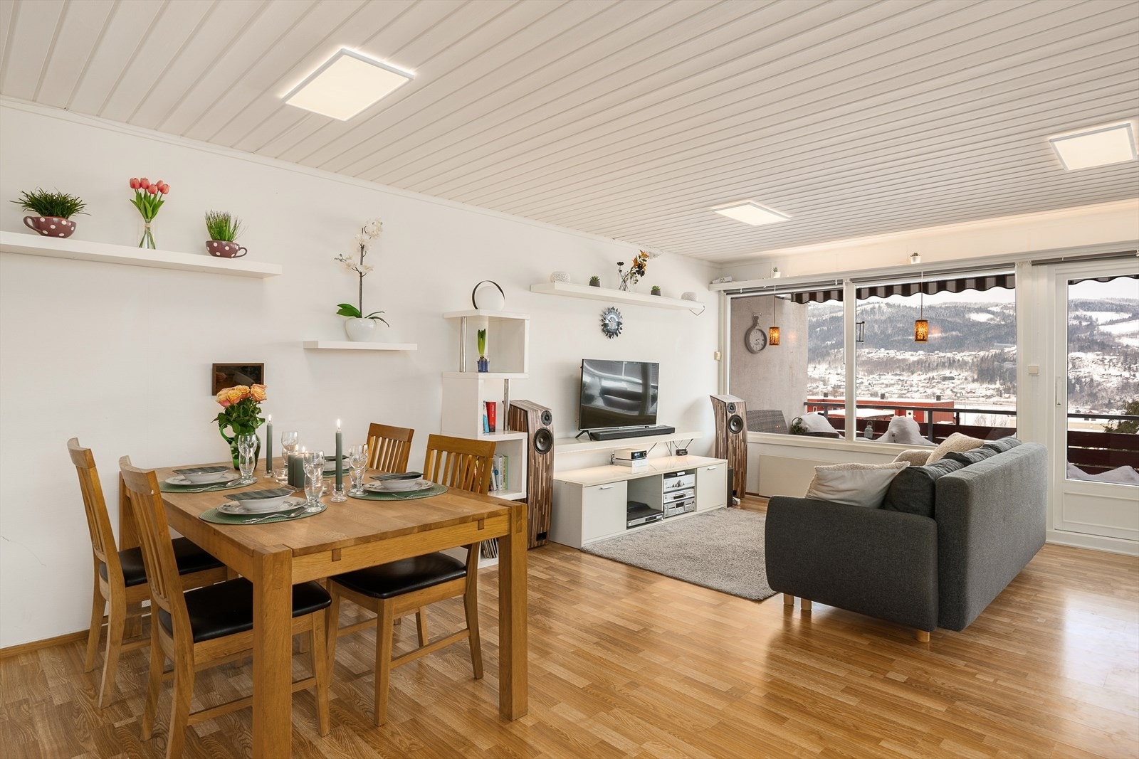 Her er det god plass til både en større sofagruppe og annet møblement. Galleribilde